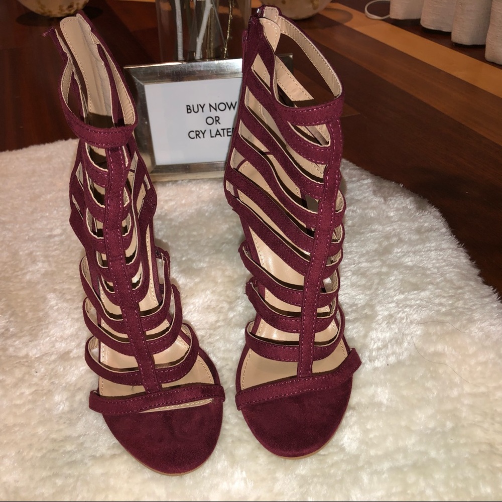 Sexy red velvet heels 💋
